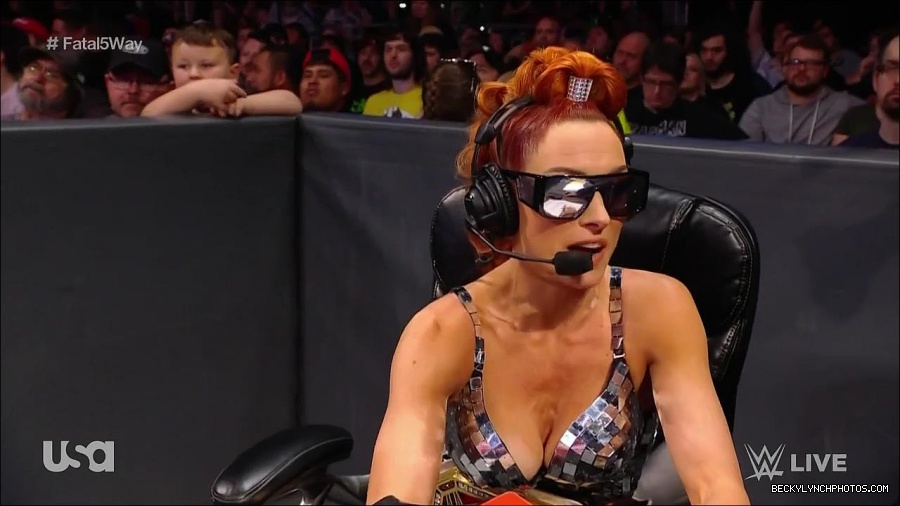 WWE_Monday_Night_Raw_2021_11_08_720p_HDTV_x264-NWCHD_mp4_005044028.jpg