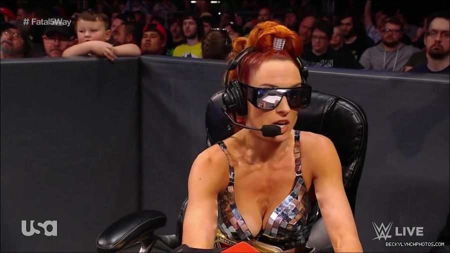WWE_Monday_Night_Raw_2021_11_08_720p_HDTV_x264-NWCHD_mp4_005044429.jpg