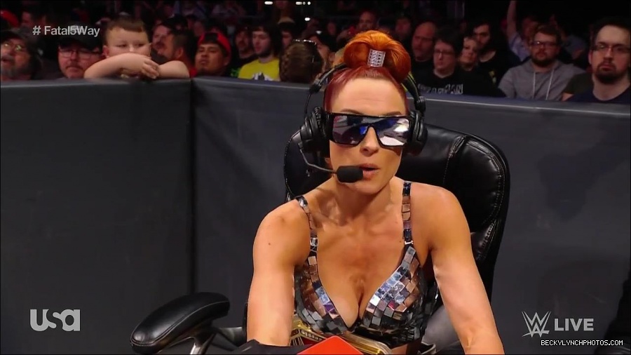 WWE_Monday_Night_Raw_2021_11_08_720p_HDTV_x264-NWCHD_mp4_005044829.jpg