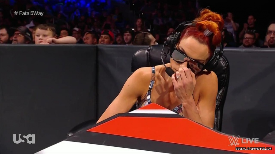 WWE_Monday_Night_Raw_2021_11_08_720p_HDTV_x264-NWCHD_mp4_005093645.jpg