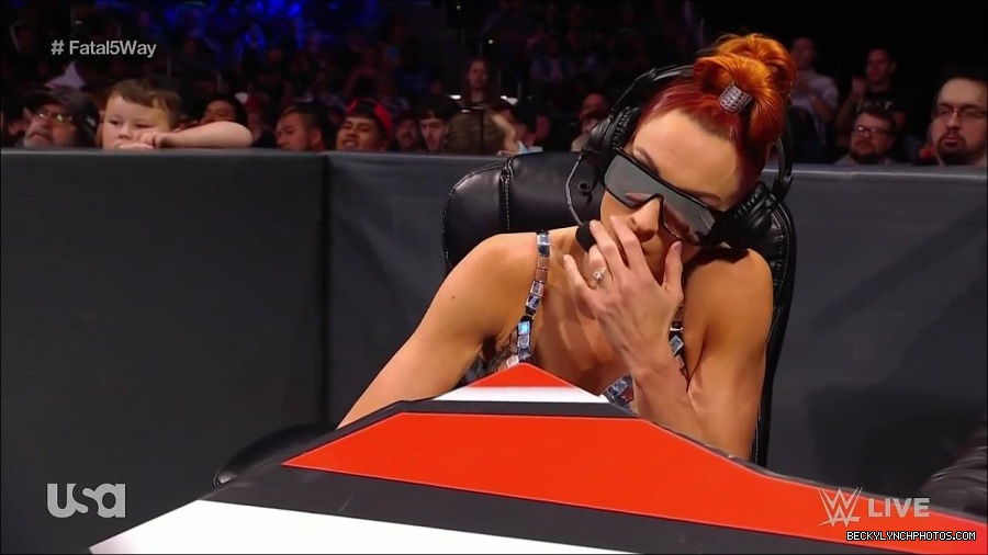 WWE_Monday_Night_Raw_2021_11_08_720p_HDTV_x264-NWCHD_mp4_005094045.jpg
