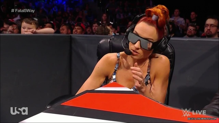 WWE_Monday_Night_Raw_2021_11_08_720p_HDTV_x264-NWCHD_mp4_005094445.jpg
