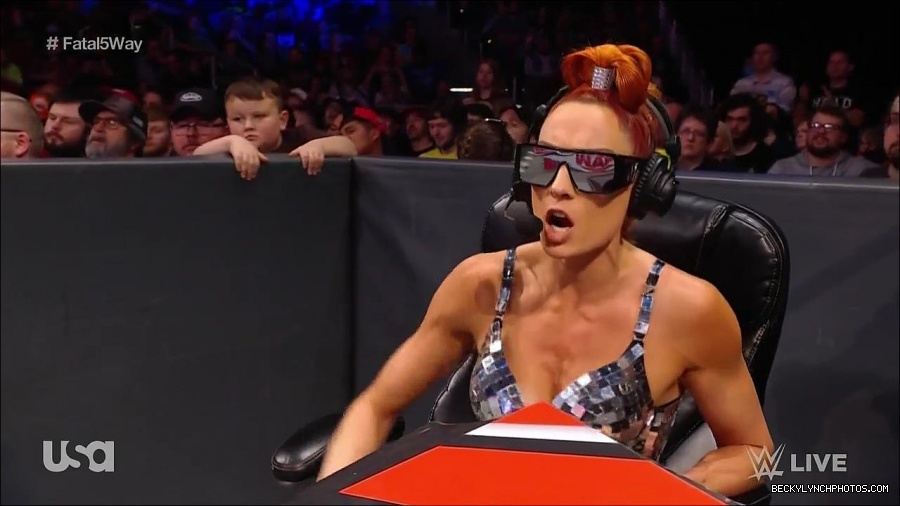 WWE_Monday_Night_Raw_2021_11_08_720p_HDTV_x264-NWCHD_mp4_005100451.jpg