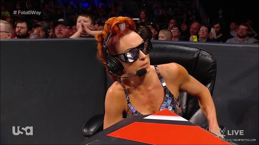 WWE_Monday_Night_Raw_2021_11_08_720p_HDTV_x264-NWCHD_mp4_005116067.jpg
