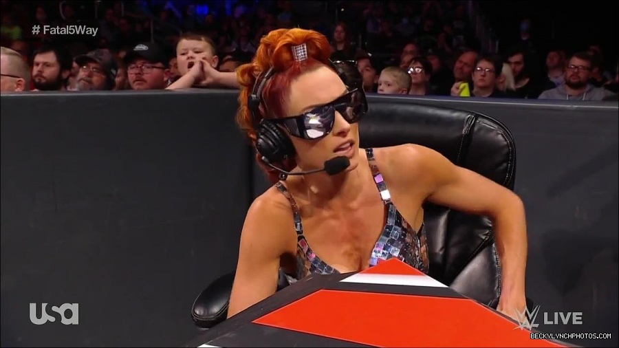 WWE_Monday_Night_Raw_2021_11_08_720p_HDTV_x264-NWCHD_mp4_005116868.jpg