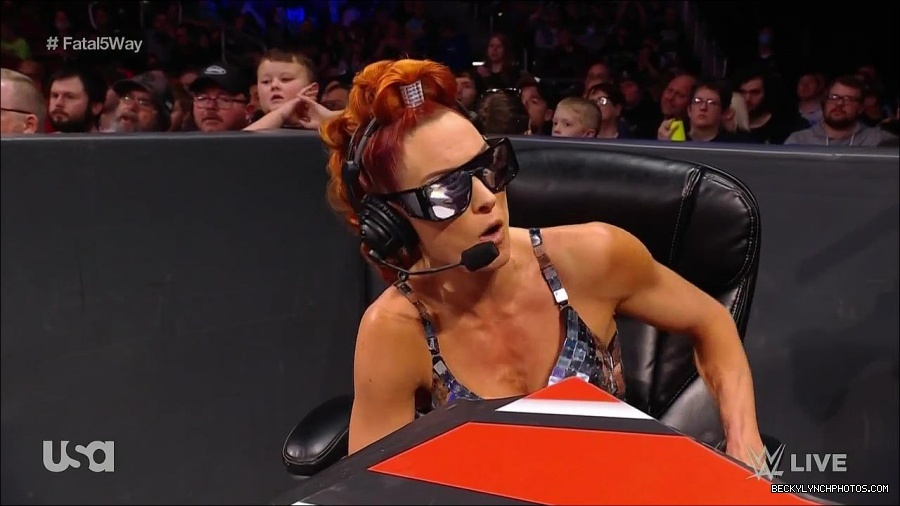 WWE_Monday_Night_Raw_2021_11_08_720p_HDTV_x264-NWCHD_mp4_005117268.jpg