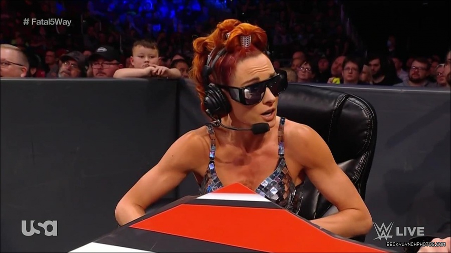 WWE_Monday_Night_Raw_2021_11_08_720p_HDTV_x264-NWCHD_mp4_005151703.jpg