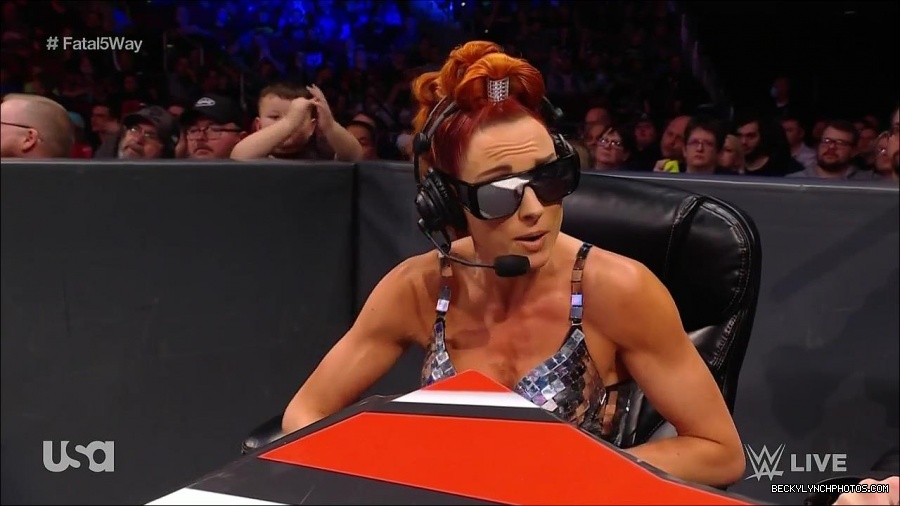 WWE_Monday_Night_Raw_2021_11_08_720p_HDTV_x264-NWCHD_mp4_005152103.jpg