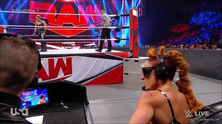 WWE_Monday_Night_Raw_2021_11_08_720p_HDTV_x264-NWCHD_mp4_005154105.jpg