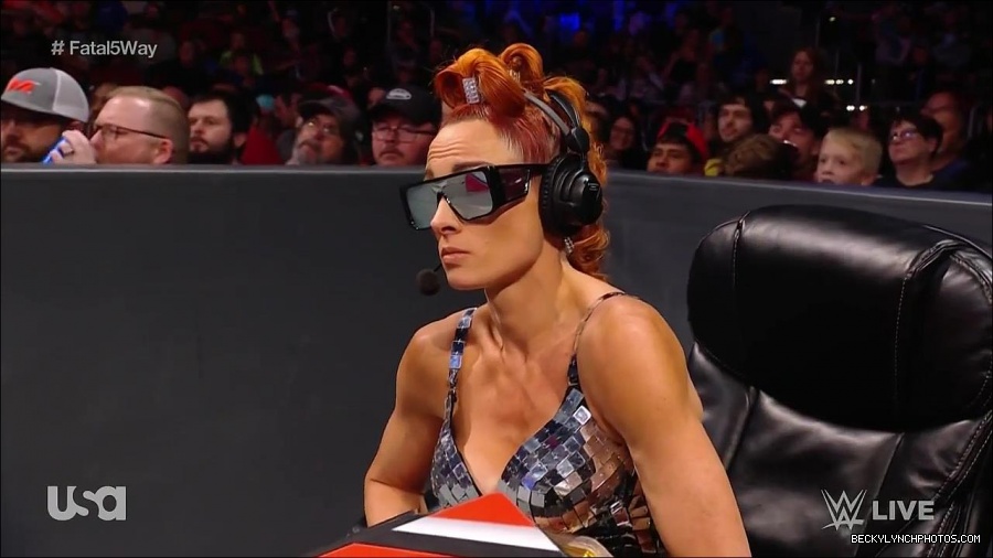 WWE_Monday_Night_Raw_2021_11_08_720p_HDTV_x264-NWCHD_mp4_005232984.jpg