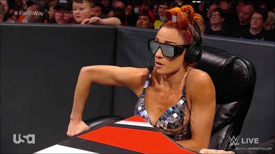 WWE_Monday_Night_Raw_2021_11_08_720p_HDTV_x264-NWCHD_mp4_005255406.jpg
