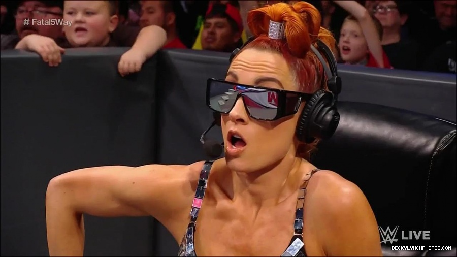 WWE_Monday_Night_Raw_2021_11_08_720p_HDTV_x264-NWCHD_mp4_005290641.jpg
