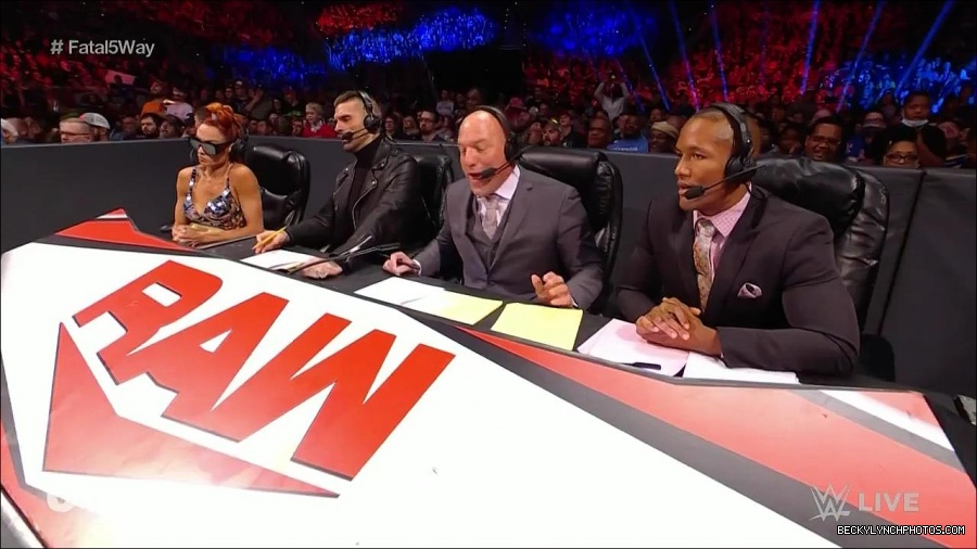 WWE_Monday_Night_Raw_2021_11_08_720p_HDTV_x264-NWCHD_mp4_005357509.jpg