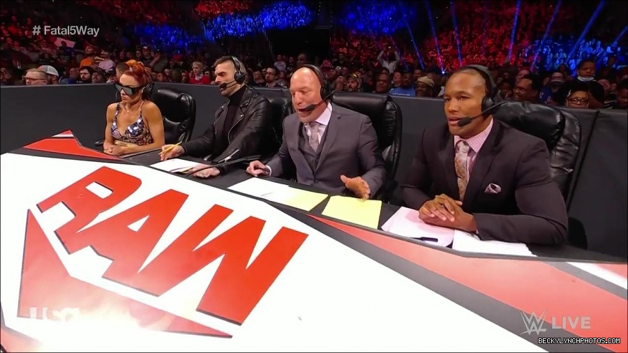WWE_Monday_Night_Raw_2021_11_08_720p_HDTV_x264-NWCHD_mp4_005357909.jpg