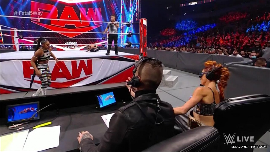 WWE_Monday_Night_Raw_2021_11_08_720p_HDTV_x264-NWCHD_mp4_005393645.jpg