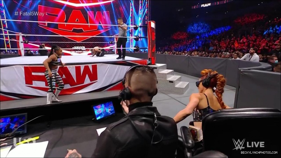 WWE_Monday_Night_Raw_2021_11_08_720p_HDTV_x264-NWCHD_mp4_005394045.jpg