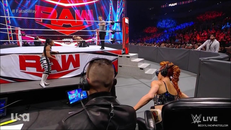 WWE_Monday_Night_Raw_2021_11_08_720p_HDTV_x264-NWCHD_mp4_005394446.jpg