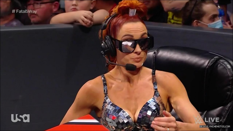 WWE_Monday_Night_Raw_2021_11_08_720p_HDTV_x264-NWCHD_mp4_005396848.jpg