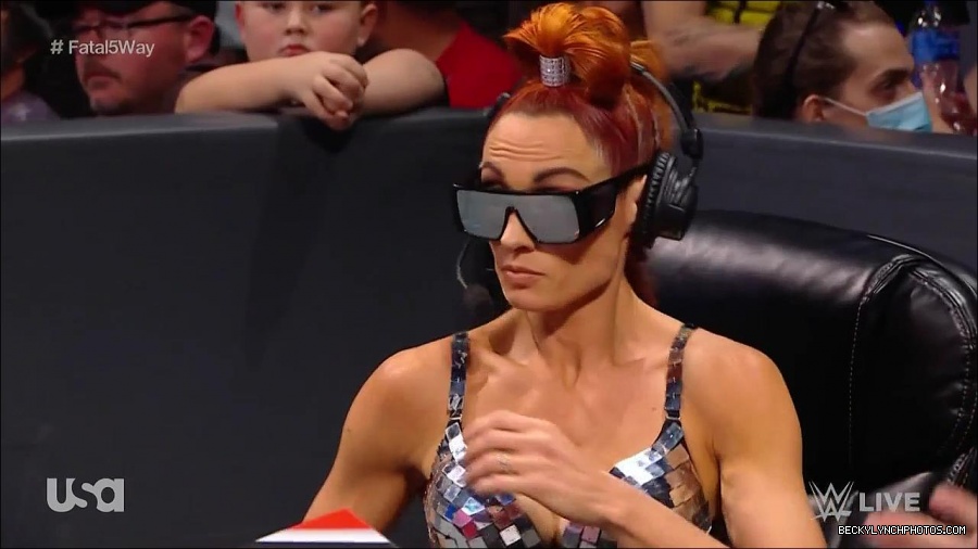 WWE_Monday_Night_Raw_2021_11_08_720p_HDTV_x264-NWCHD_mp4_005397249.jpg