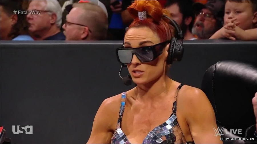 WWE_Monday_Night_Raw_2021_11_08_720p_HDTV_x264-NWCHD_mp4_005407659.jpg