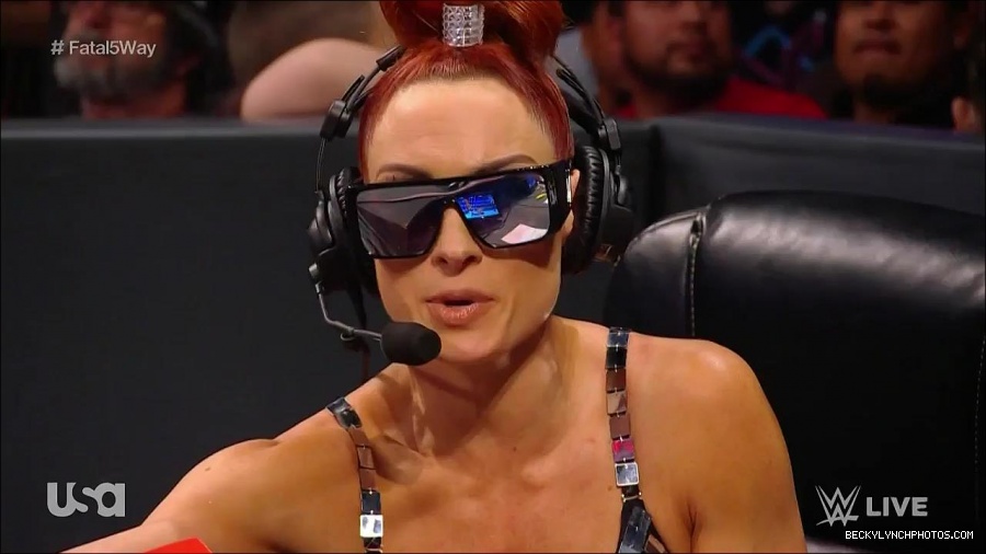 WWE_Monday_Night_Raw_2021_11_08_720p_HDTV_x264-NWCHD_mp4_005515367.jpg
