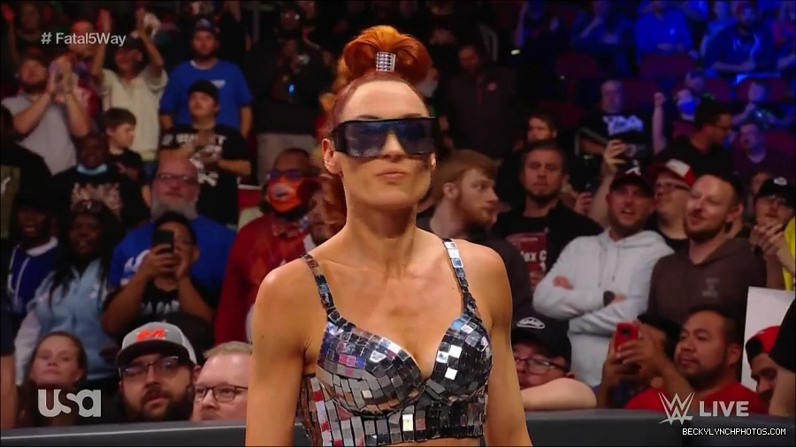 WWE_Monday_Night_Raw_2021_11_08_720p_HDTV_x264-NWCHD_mp4_005573825.jpg