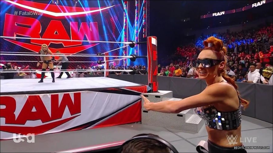 WWE_Monday_Night_Raw_2021_11_08_720p_HDTV_x264-NWCHD_mp4_005577829.jpg