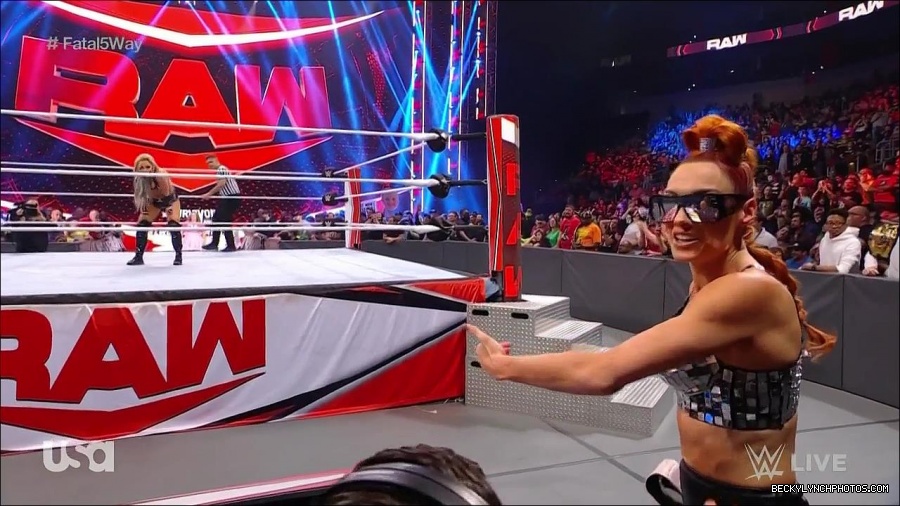 WWE_Monday_Night_Raw_2021_11_08_720p_HDTV_x264-NWCHD_mp4_005578229.jpg
