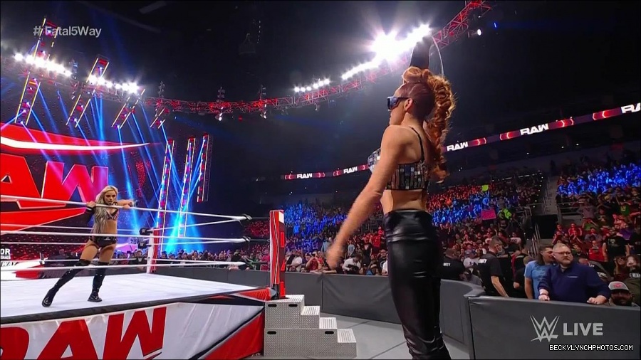 WWE_Monday_Night_Raw_2021_11_08_720p_HDTV_x264-NWCHD_mp4_005611463.jpg