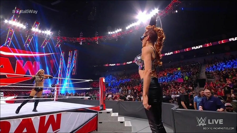 WWE_Monday_Night_Raw_2021_11_08_720p_HDTV_x264-NWCHD_mp4_005611863.jpg