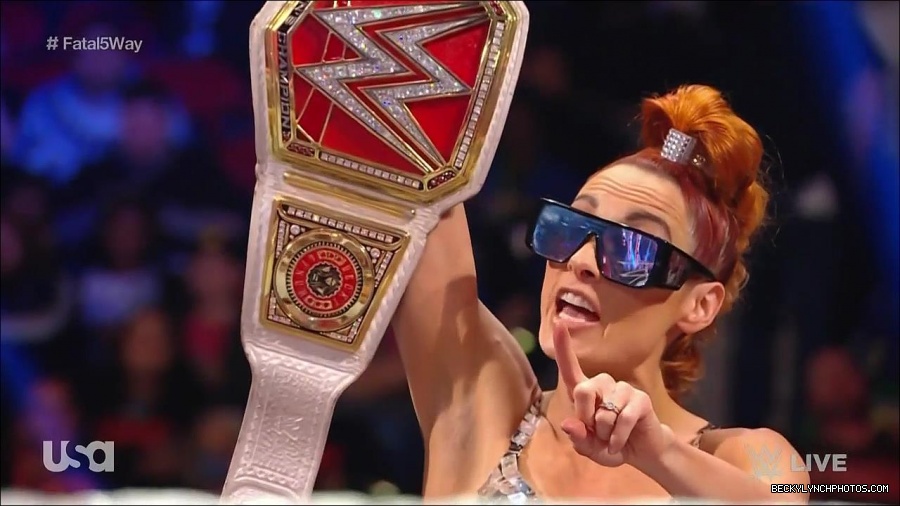 WWE_Monday_Night_Raw_2021_11_08_720p_HDTV_x264-NWCHD_mp4_005614265.jpg