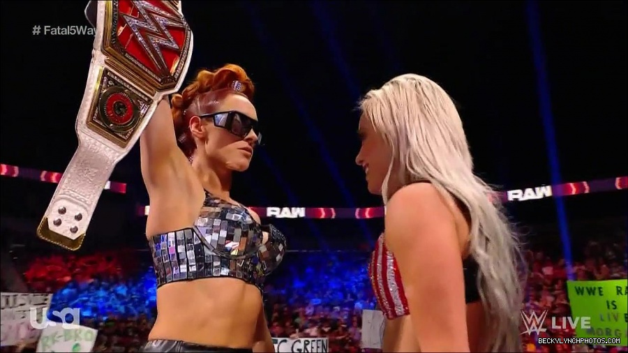 WWE_Monday_Night_Raw_2021_11_08_720p_HDTV_x264-NWCHD_mp4_005626277.jpg