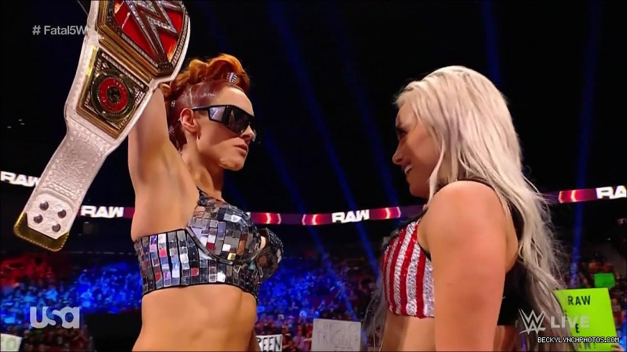 WWE_Monday_Night_Raw_2021_11_08_720p_HDTV_x264-NWCHD_mp4_005626678.jpg