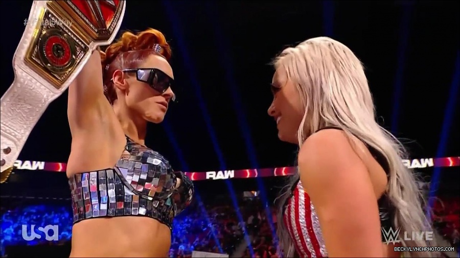 WWE_Monday_Night_Raw_2021_11_08_720p_HDTV_x264-NWCHD_mp4_005627078.jpg