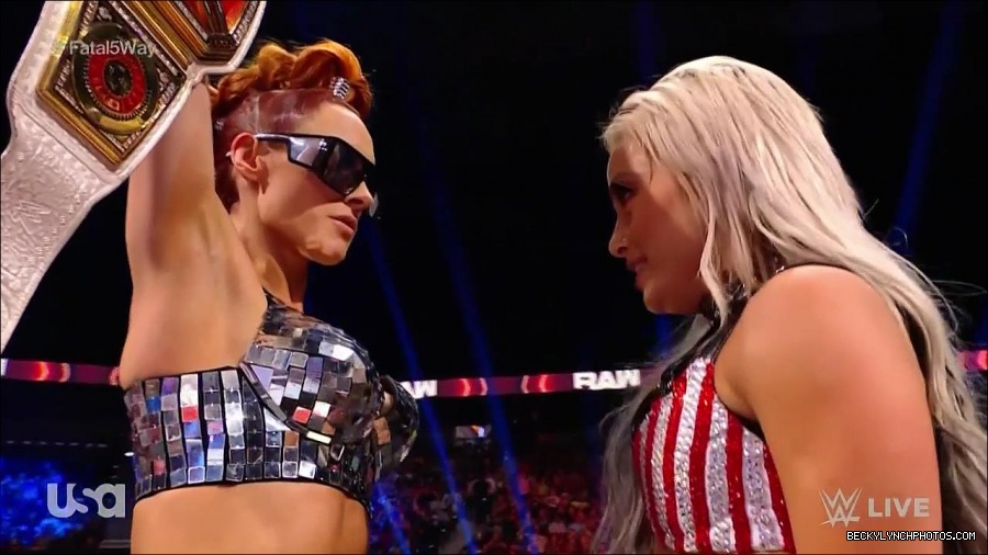 WWE_Monday_Night_Raw_2021_11_08_720p_HDTV_x264-NWCHD_mp4_005627479.jpg