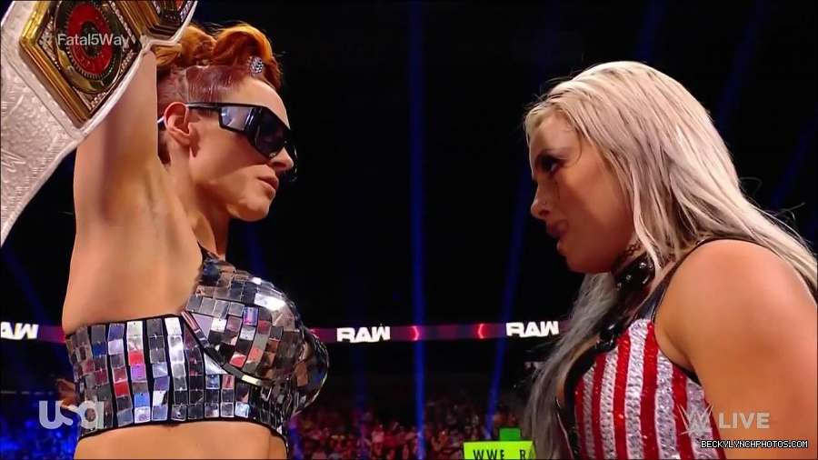 WWE_Monday_Night_Raw_2021_11_08_720p_HDTV_x264-NWCHD_mp4_005628279.jpg