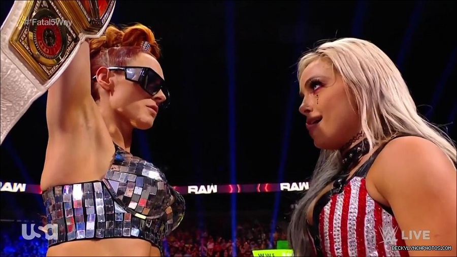 WWE_Monday_Night_Raw_2021_11_08_720p_HDTV_x264-NWCHD_mp4_005628680.jpg