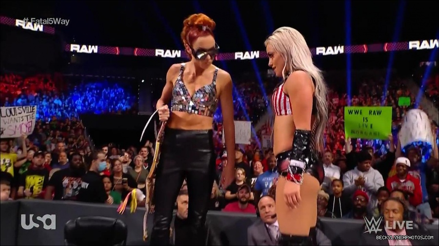 WWE_Monday_Night_Raw_2021_11_08_720p_HDTV_x264-NWCHD_mp4_005632684.jpg