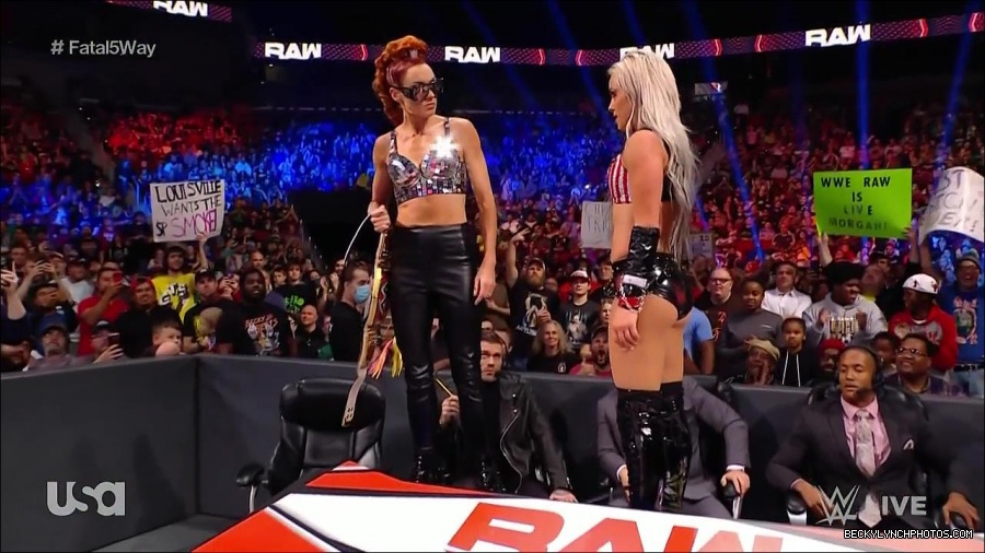 WWE_Monday_Night_Raw_2021_11_08_720p_HDTV_x264-NWCHD_mp4_005633885.jpg