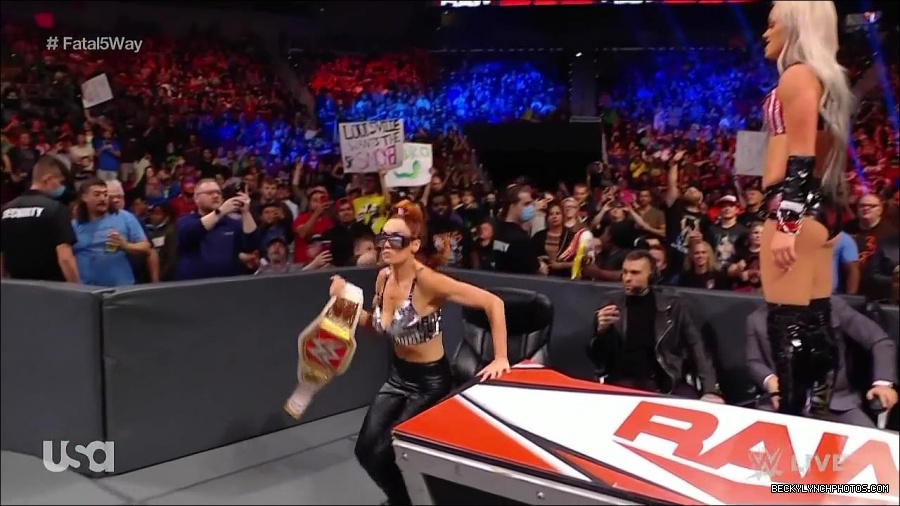 WWE_Monday_Night_Raw_2021_11_08_720p_HDTV_x264-NWCHD_mp4_005637088.jpg