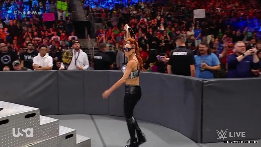 WWE_Monday_Night_Raw_2021_11_08_720p_HDTV_x264-NWCHD_mp4_005639491.jpg