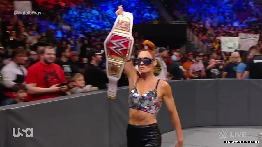 WWE_Monday_Night_Raw_2021_11_08_720p_HDTV_x264-NWCHD_mp4_005644696.jpg