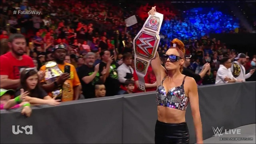 WWE_Monday_Night_Raw_2021_11_08_720p_HDTV_x264-NWCHD_mp4_005645497.jpg