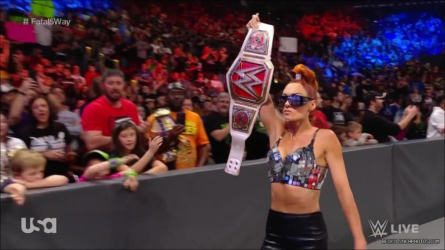 WWE_Monday_Night_Raw_2021_11_08_720p_HDTV_x264-NWCHD_mp4_005645897.jpg