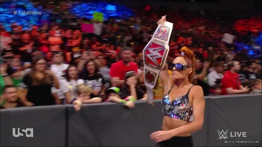 WWE_Monday_Night_Raw_2021_11_08_720p_HDTV_x264-NWCHD_mp4_005646297.jpg