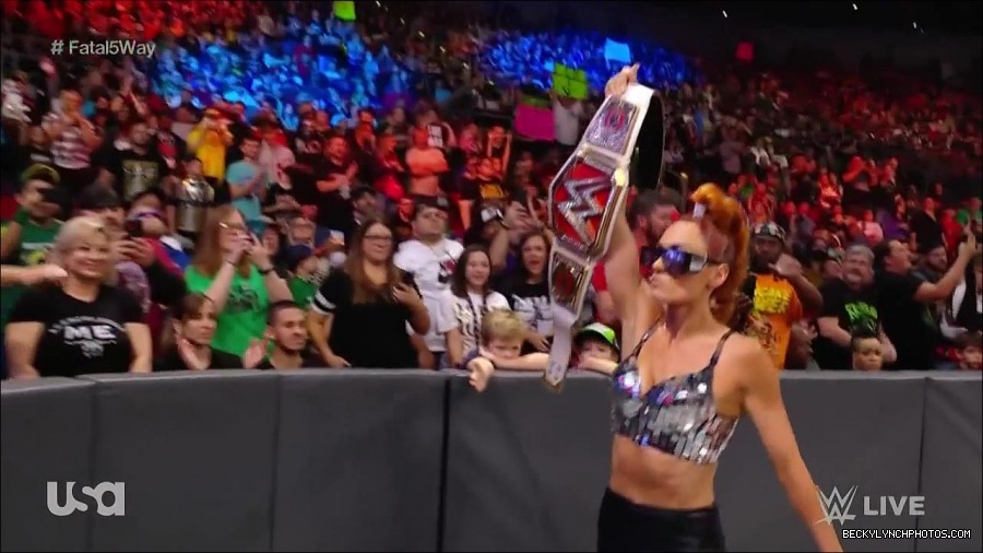 WWE_Monday_Night_Raw_2021_11_08_720p_HDTV_x264-NWCHD_mp4_005646698.jpg