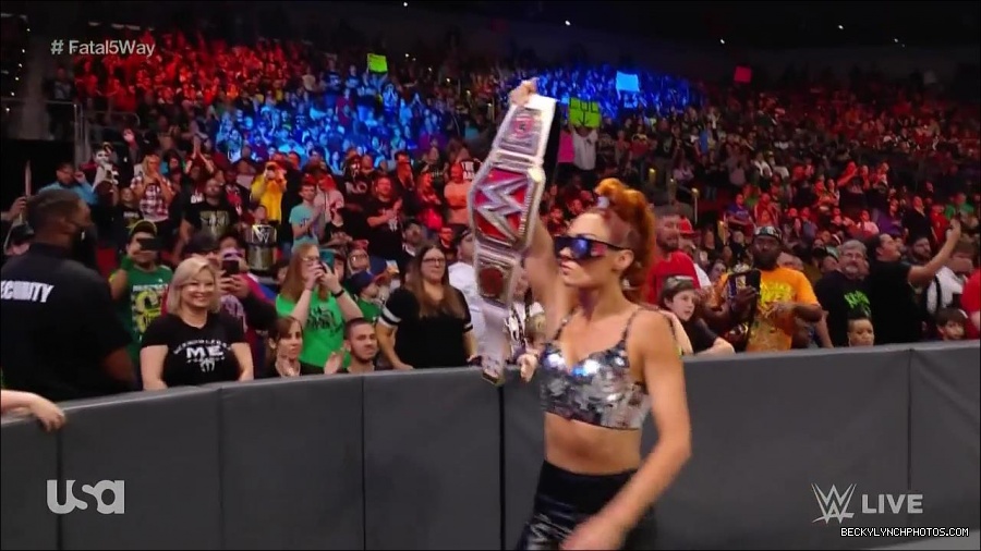 WWE_Monday_Night_Raw_2021_11_08_720p_HDTV_x264-NWCHD_mp4_005647098.jpg
