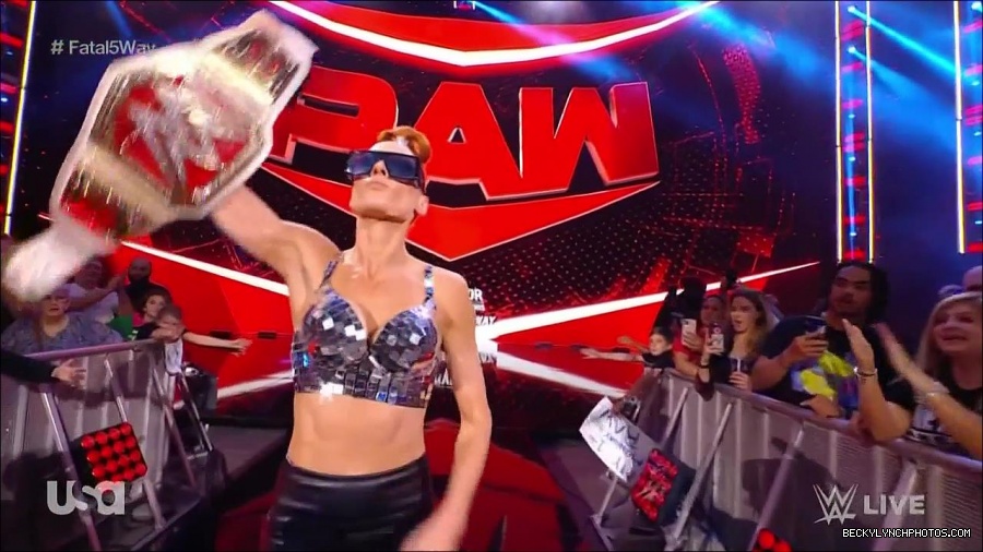 WWE_Monday_Night_Raw_2021_11_08_720p_HDTV_x264-NWCHD_mp4_005656708.jpg