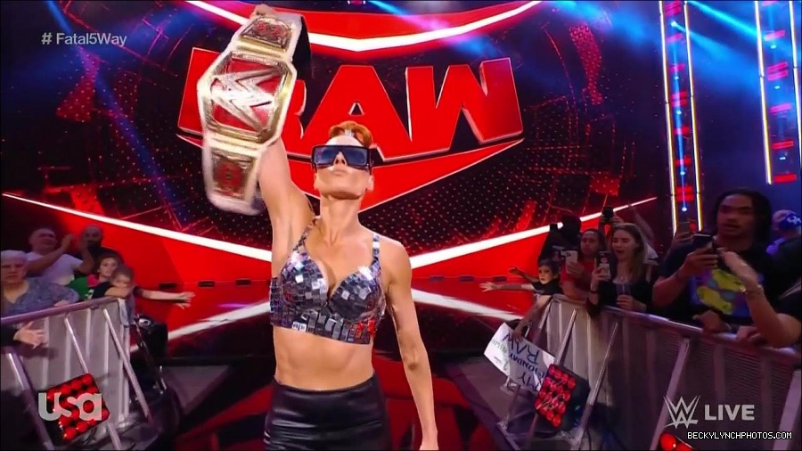 WWE_Monday_Night_Raw_2021_11_08_720p_HDTV_x264-NWCHD_mp4_005657108.jpg