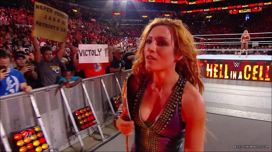 Becky_Lynch_-_The_Man_mp4_001339966.jpg